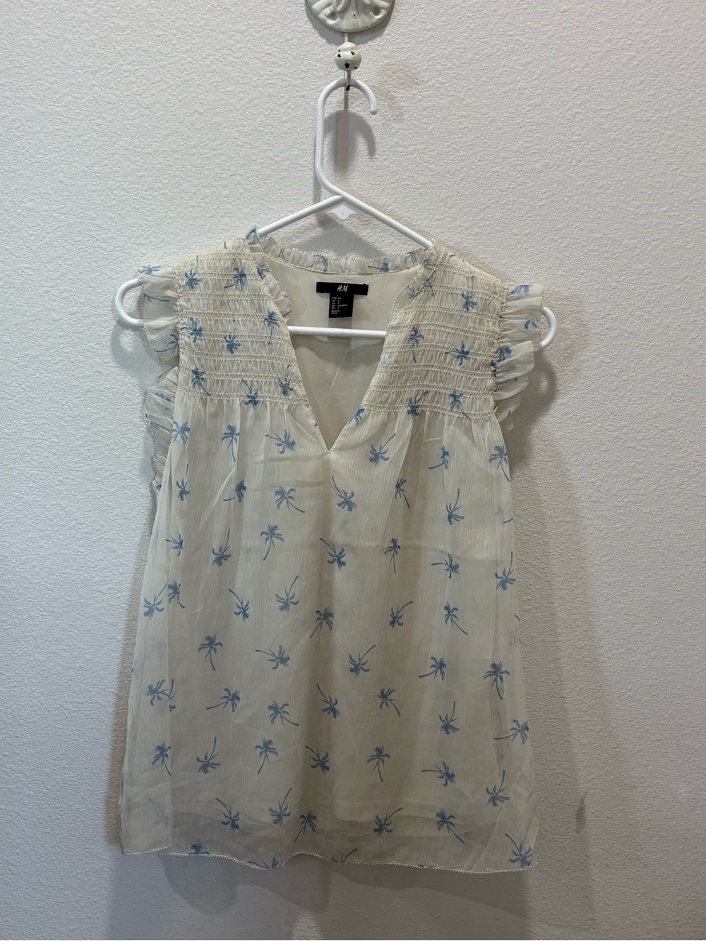 H&M Cream Sleeveless Smocked Top with Blue Palm Print
